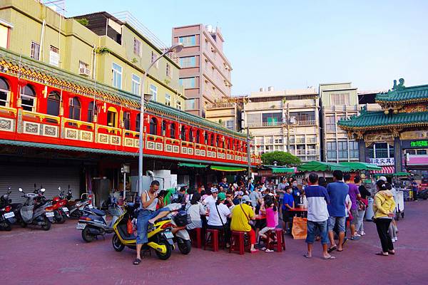 兩側龍鳳樓以及廟前廣場。只要一到下午，這就會擠滿來享用道地小吃的食客！