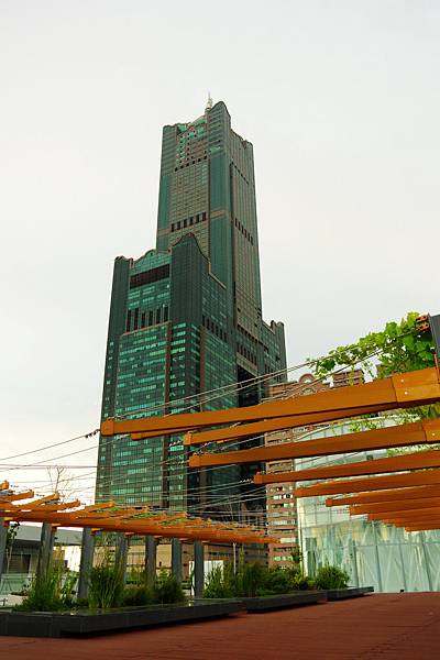 在頂樓就可看到高雄展覽館、高雄港以及就矗立在一旁的八五大樓。