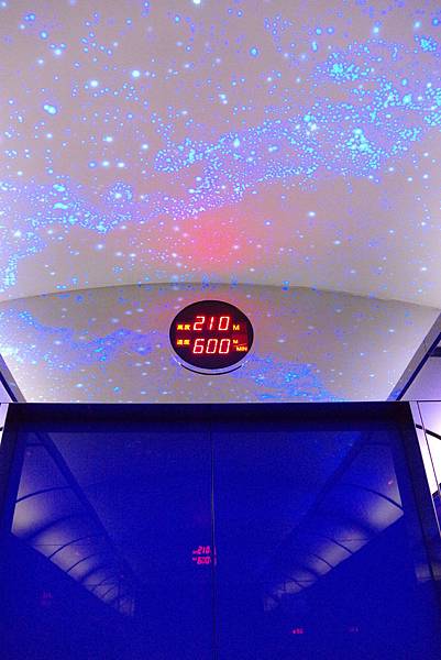 超高速電梯。隨著高度的上升，天花板還會跟著變色。