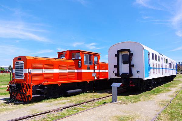 打狗鐵道故事館後方，陳列著早期的火車頭與車廂，這些火車，足以讓鐵道迷瘋狂、讓稍有年紀的人回味，更讓年輕人、小朋友，看看從前。