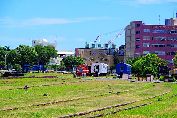 04024.JPG從另一端看鐵道文化園區！而這麼大片的草坪、空地，其實一直在是否商業化開發的角力中。