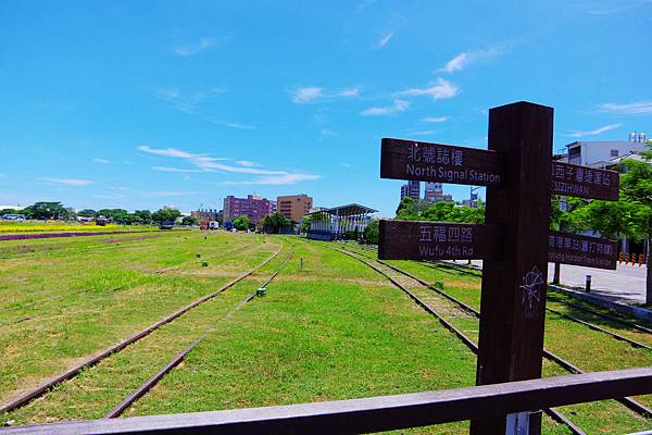 從另一端看鐵道文化園區！而這麼大片的草坪、空地，其實一直在是否商業化開發的角力中。