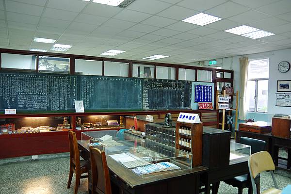 館內呈現早期火車站辦公室的氛圍。