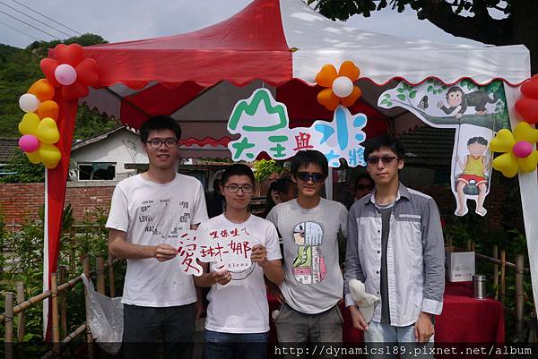 恭喜莊縱跟阿賀，請大家祝福他們（已戴防瞎眼鏡）