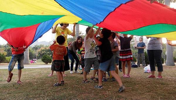 帆布底下的小朋友 帆布底下的小朋友