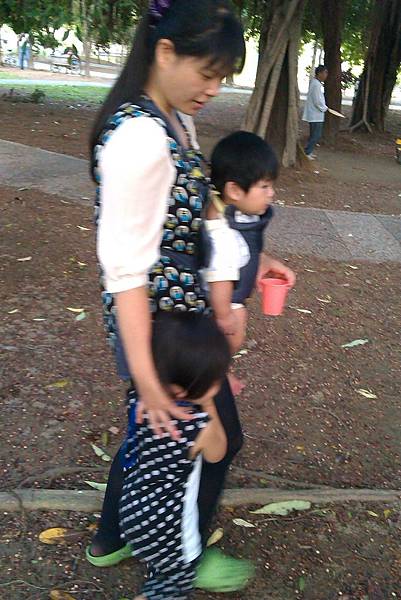 非常厲害的媽媽,帶球走步!! 非常厲害的媽媽,帶球走步!!