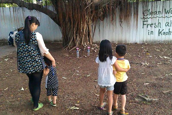 前往救老樹的親子與小朋友 前往救老樹的親子與小朋友