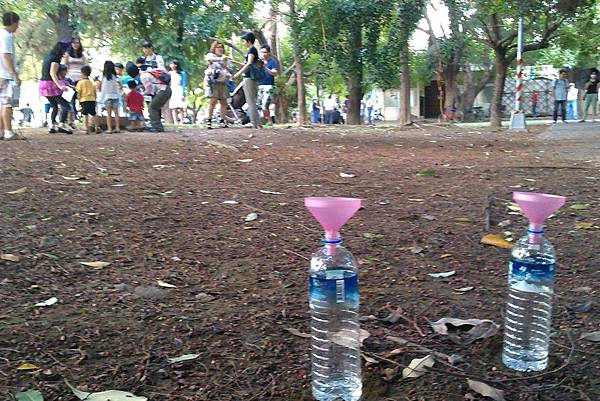 瓶子與準備救老樹的親子 瓶子與準備救老樹的親子