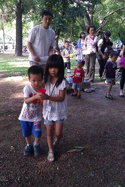 相親相愛的小朋友>///< 相親相愛的小朋友>///<