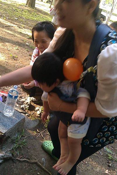 太強了!夾著小朋友跑! 太強了!夾著小朋友跑!