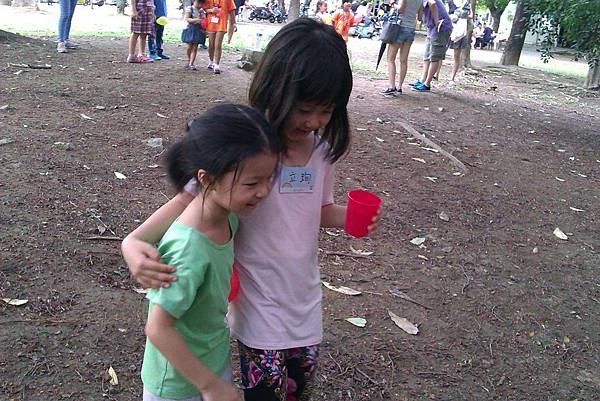 妹妹互相抱著 妹妹互相抱著