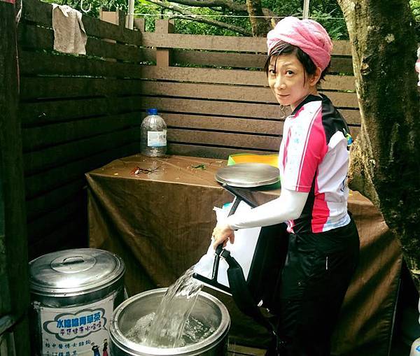 把水倒進水庫時,是每個奉茶隊志工的驕傲。