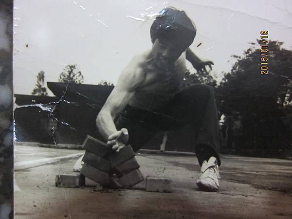 洪先生劈磚照+.jpg 洪先生劈磚照+.jpg