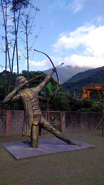 P_20161214_082406_旅客中心前的射箭銅像+.jpg P_20161214_082406_旅客中心前的射箭銅像+.jpg