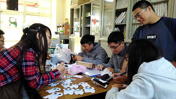 P_20161217_123720_雪寶製作中2+.jpg P_20161217_123720_雪寶製作中2+.jpg