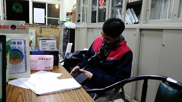 P_20161218_004833_在社辦睡兩天的社長+.jpg P_20161218_004833_在社辦睡兩天的社長+.jpg