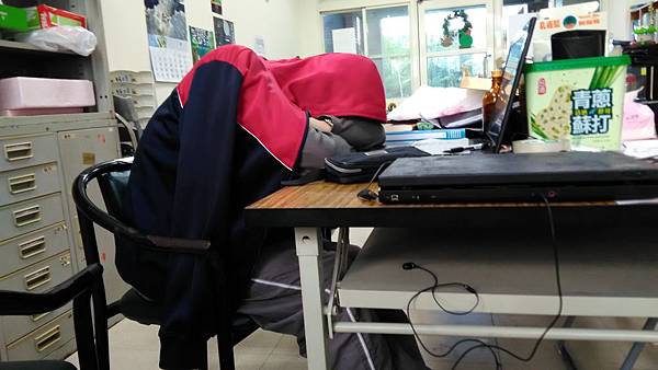 P_20161219_071206_很苦勞的在社上睡了三天的社長.jpg P_20161219_071206_很苦勞的在社上睡了三天的社長.jpg