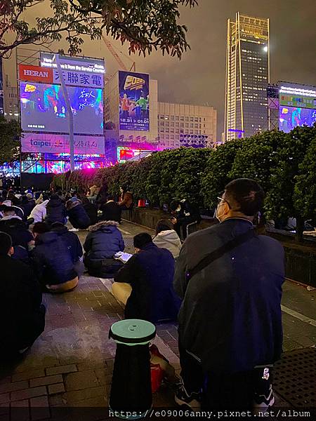 CD家住寒舍艾美酒店早餐後去市府廣場看演唱會.101跨年 (17).jpg