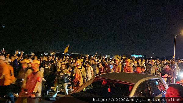 11204甜蜜CD家跟著媽祖繞境晚上從鎮瀾宮走到大甲溪橋看煙火 (39).jpg