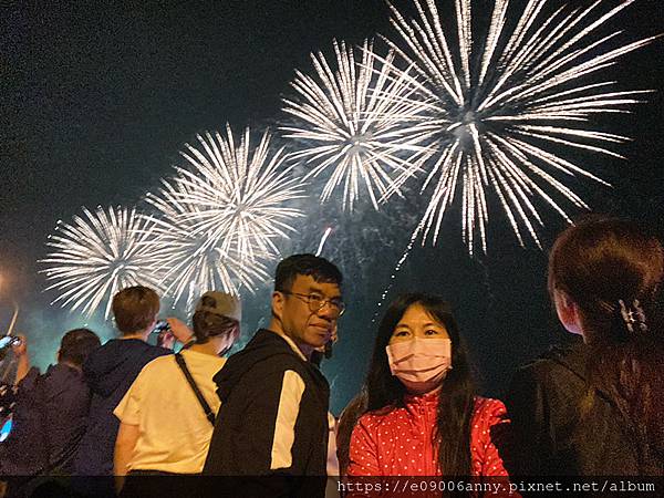 11204甜蜜CD家跟著媽祖繞境晚上從鎮瀾宮走到大甲溪橋看煙火 (48).jpg