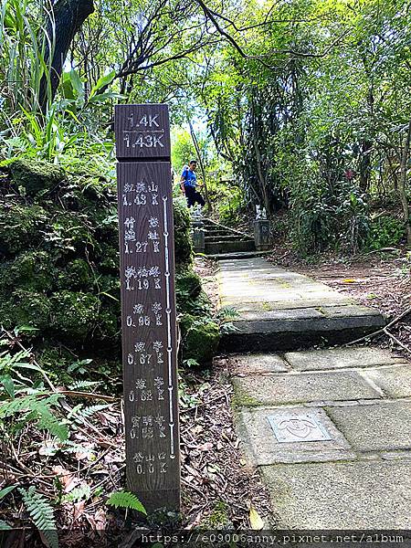 11206甜蜜CD家爬紅淡山小百岳三角點 (29).jpg