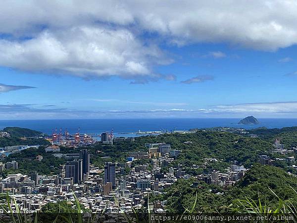 11206甜蜜CD家爬紅淡山小百岳三角點 (36).jpg