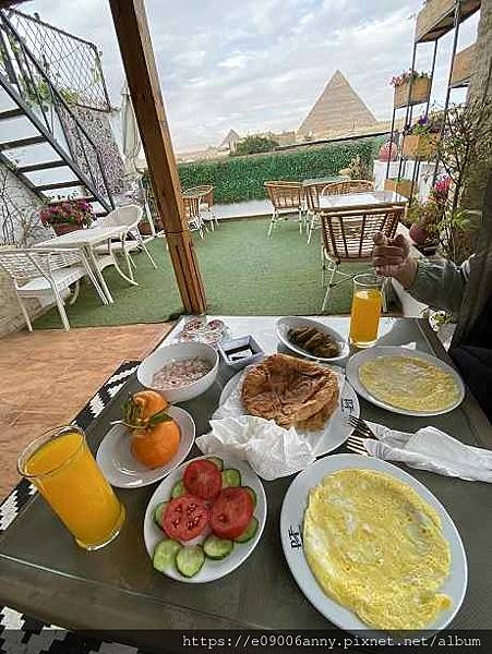 甜蜜CD家杜拜埃及之旅2024-01-27-09h18m55DAY4-1飯店早餐和頂樓清晨金字塔美景.jpg