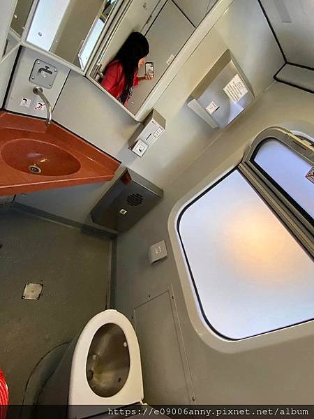 Day11-1甜蜜CD家歐洲7國~波蘭華沙中央車站搭火車到波蘭第二大城克拉克夫，火車簡介 (21).jpg