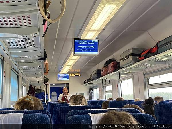 Day11-1甜蜜CD家歐洲7國~波蘭華沙中央車站搭火車到波蘭第二大城克拉克夫，火車簡介 (28).jpg