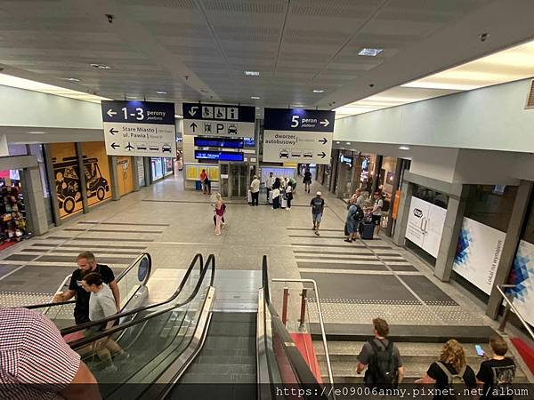 Day11-1甜蜜CD家歐洲7國~波蘭華沙中央車站搭火車到波蘭第二大城克拉克夫，火車簡介 (38).jpg