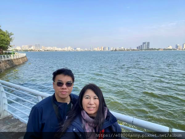 2025甜蜜CD家在河內西湖散步到「鎮國古寺」，吃河粉當早餐Day8~1 (1).jpg