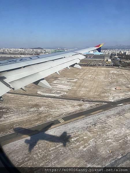 2025甜蜜CD家Day4-2從濟州機場搭韓亞航到首爾金浦機場，濟州機場午餐，在空中看銀白世界的雪景 (4).jpg