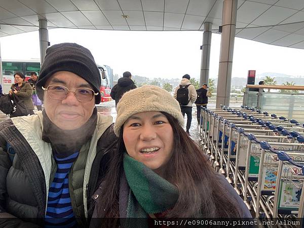 2025甜蜜CD家Day4-2從濟州機場搭韓亞航到首爾金浦機場，濟州機場午餐，在空中看銀白世界的雪景 (2).jpg