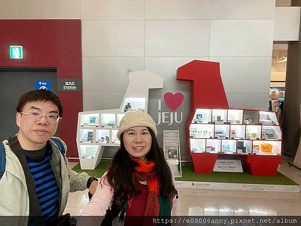 2025甜蜜CD家Day4-2從濟州機場搭韓亞航到首爾金浦機場，濟州機場午餐，在空中看銀白世界的雪景 (9).jpg