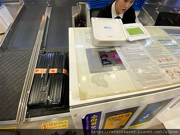 2025甜蜜CD家Day4-2從濟州機場搭韓亞航到首爾金浦機場，濟州機場午餐，在空中看銀白世界的雪景 (12).jpg