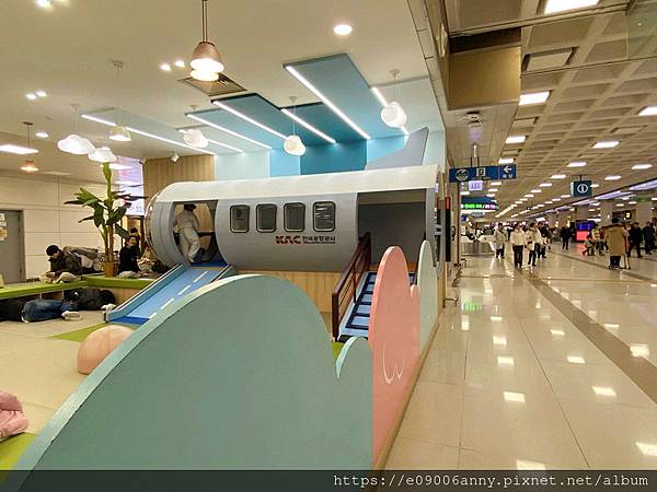 2025甜蜜CD家Day4-2從濟州機場搭韓亞航到首爾金浦機場，濟州機場午餐，在空中看銀白世界的雪景 (17).jpg