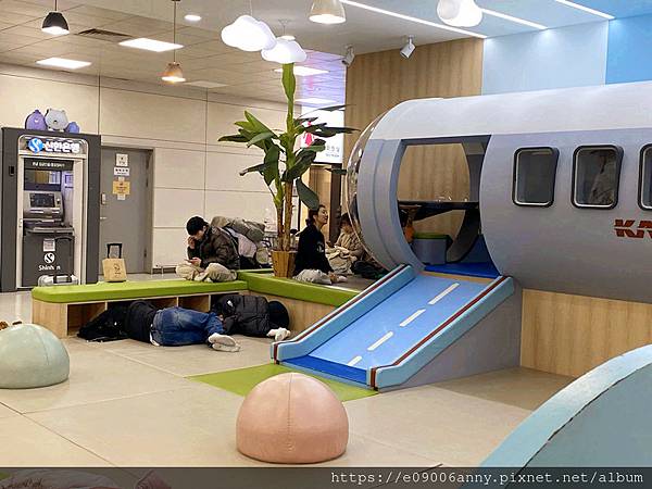 2025甜蜜CD家Day4-2從濟州機場搭韓亞航到首爾金浦機場，濟州機場午餐，在空中看銀白世界的雪景 (18).jpg