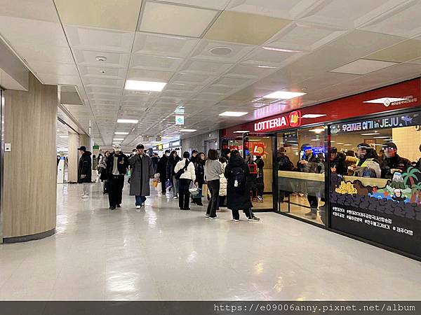2025甜蜜CD家Day4-2從濟州機場搭韓亞航到首爾金浦機場，濟州機場午餐，在空中看銀白世界的雪景 (23).jpg