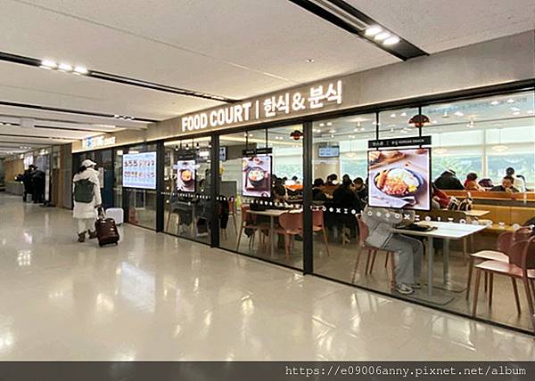 2025甜蜜CD家Day4-2從濟州機場搭韓亞航到首爾金浦機場，濟州機場午餐，在空中看銀白世界的雪景 (24).jpg