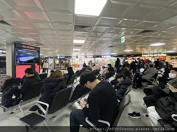 2025甜蜜CD家Day4-2從濟州機場搭韓亞航到首爾金浦機場，濟州機場午餐，在空中看銀白世界的雪景 (21).jpg