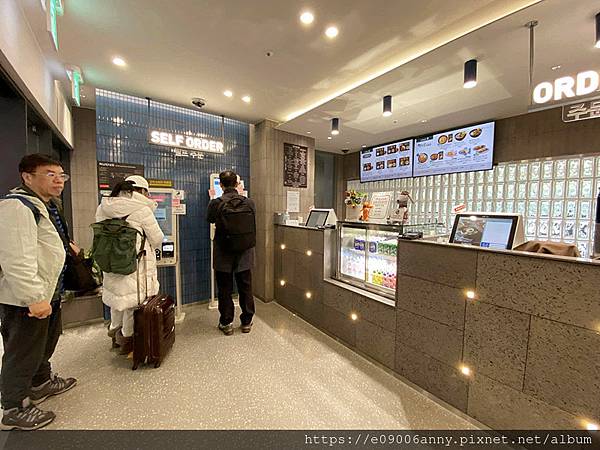 2025甜蜜CD家Day4-2從濟州機場搭韓亞航到首爾金浦機場，濟州機場午餐，在空中看銀白世界的雪景 (25).jpg