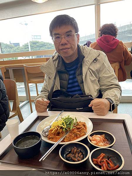 2025甜蜜CD家Day4-2從濟州機場搭韓亞航到首爾金浦機場，濟州機場午餐，在空中看銀白世界的雪景 (29).jpg