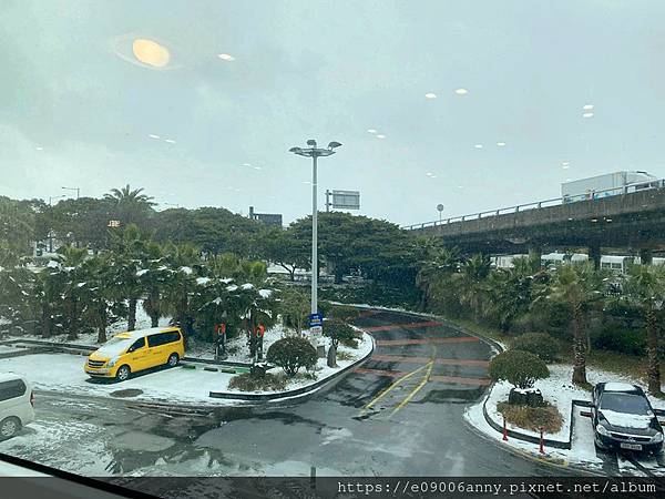 2025甜蜜CD家Day4-2從濟州機場搭韓亞航到首爾金浦機場，濟州機場午餐，在空中看銀白世界的雪景 (31).jpg