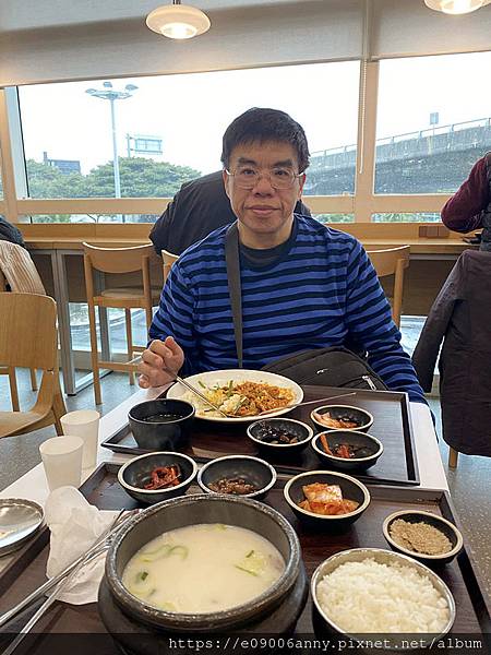 2025甜蜜CD家Day4-2從濟州機場搭韓亞航到首爾金浦機場，濟州機場午餐，在空中看銀白世界的雪景 (32).jpg