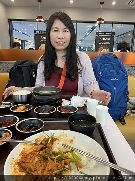 2025甜蜜CD家Day4-2從濟州機場搭韓亞航到首爾金浦機場，濟州機場午餐，在空中看銀白世界的雪景 (33).jpg