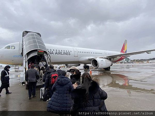 2025甜蜜CD家Day4-2從濟州機場搭韓亞航到首爾金浦機場，濟州機場午餐，在空中看銀白世界的雪景 (36).jpg