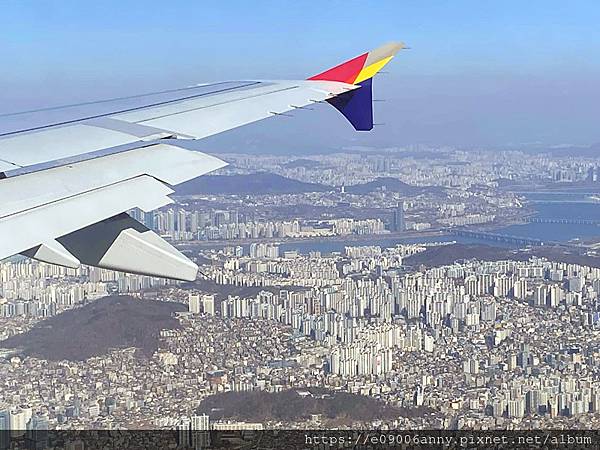 2025甜蜜CD家Day4-2從濟州機場搭韓亞航到首爾金浦機場，濟州機場午餐，在空中看銀白世界的雪景 (47).jpg