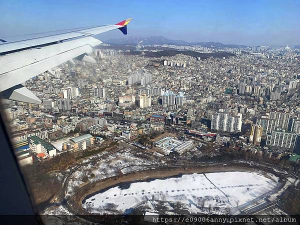 2025甜蜜CD家Day4-2從濟州機場搭韓亞航到首爾金浦機場，濟州機場午餐，在空中看銀白世界的雪景 (48).jpg