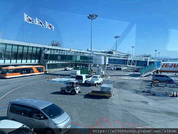 2025甜蜜CD家Day4-2從濟州機場搭韓亞航到首爾金浦機場,濟州機場午餐,在空中看銀白世界的雪景 (51).jpg 2025甜蜜CD家Day4-2從濟州機場搭韓亞航到首爾金浦機場,濟州機場午餐,在空中看銀白世界的雪景 (51).jpg
