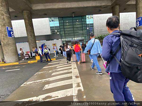 甜蜜CD家長灘島自由行Day3-3馬尼拉機場T 2搭接駁車到T3航廈 (4).jpg